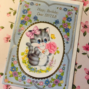 RARO Bellissimo Circa 1970 Vintage/Retro Inutilizzato 'Happy Birthday Dear Sister' - Super Cute/Retro Cat, Floral & Butterfly Design -Sweet Verse