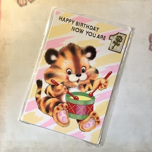 RARO Vintage Circa 1970 'Feliz Aniversário, Agora Você Tem 1 Ano' - ADORÁVEL Design de Tigre 'Batendo' - Doce Saudação por Dentro - Retrô - Amantes da Nostalgia