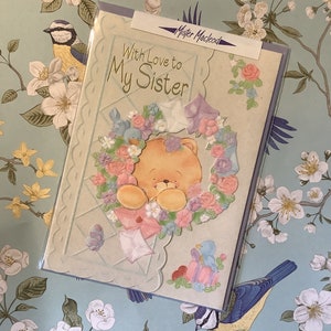 Cartão de aniversário raro vintage/retro dos anos 1980 'Com amor para minha irmã', urso de pelúcia superfofo recortado e em relevo e design floral - Cartão fofo