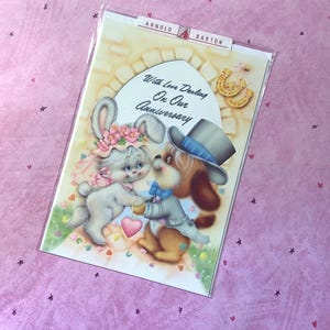 RARO biglietto d'auguri vintage/retrò degli anni '70 circa "Con amore tesoro nel nostro anniversario" con simpatico coniglio e cane, design sposi - Biglietto per amanti retrò