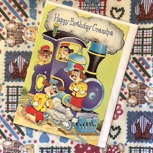 RARE carte vintage/rétro des années 1970 « Joyeux anniversaire grand-père » avec des chiens super mignons sur un design de train - vers doux à l'intérieur - carte amusante et nostalgique