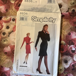 Può includere: Modello di cucito Simplicity numero 8836 taglia H per un abito disegnato da Cathy Hardwick. Il modello include istruzioni per una macchina overlock o una macchina per cucire overlock.