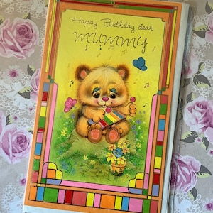 RARO biglietto d'auguri vintage degli anni '70 circa "Buon compleanno cara mamma!" - Design carino e kitsch - Orsetto che suona uno xilofono - Orsetto che ama la mamma