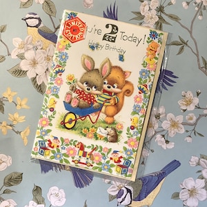 RARE Vintage Circa 1970s Limited Edition Você tem 2 anos hoje! Cartão de feliz aniversário com design fofo de esquilo, coelho e ouriço - cartão para guardar