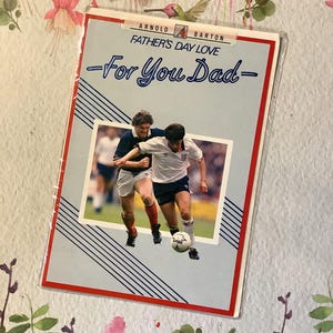 RARO biglietto d'auguri vintage per la festa del papà degli anni '80 circa - Foto di una partita di calcio inglese retrò - Appassionato di calcio - Nostalgia anni '80 - Biglietto divertente