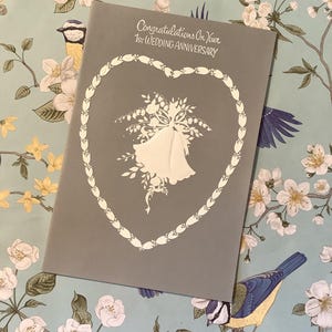 STUPENDO Raro Vintage Circa 1960 Primo Anniversario di Matrimonio Carta Stile Wedgwood Grigio - Grazioso Cuore Bianco & Design Campanelli - Dolce Versetto All'interno