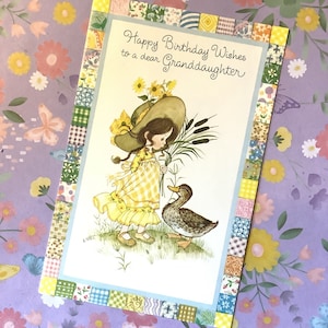 RARO Vintage Retro Circa 1970s 'Feliz Aniversário para uma querida neta' - Cartão de Design de Menina Bonita e Pato - Projetado por um Noel