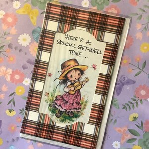 ESTREMAMENTE RARO Circa 1960 Inutilizzato 'Ecco una melodia speciale per guarire... -' Get Well Soon Card - Super Cute 'Little Girl Playing a Guitar' Design