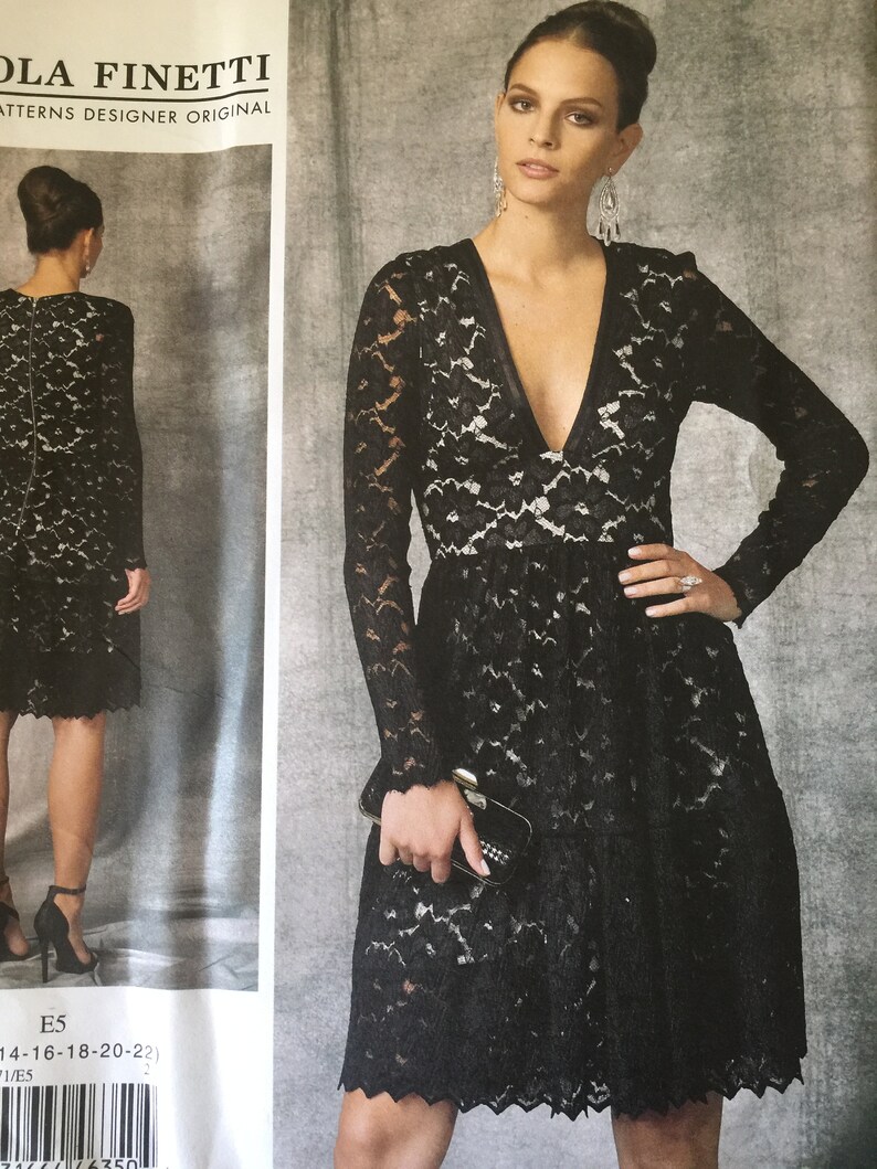 Pu&ograve; includere: Un abito nero in pizzo con scollo a V profondo e maniche lunghe. L'abito ha un corpetto aderente e una gonna svasata. L'abito &egrave; mostrato su una modella con una pochette.