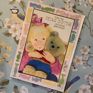 RARO degli anni '80 circa Vintage/Retrò 'Per te cara sorella nel tuo compleanno' Design di ragazza super carina e orsacchiotto - Sorella amorevole vintage/retrò/Teddy
