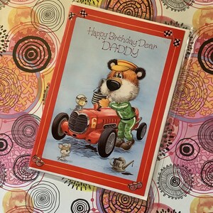 RARE carte rétro vintage des années 1970 « Joyeux anniversaire cher papa » avec un design mignon mécanicien/pilote de course « papa chien » ! Doux verset nostalgique