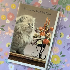 RARA cartolina fotografica di compleanno retrò/vintage degli anni '60 circa "Per una cara figlia" - Splendida foto di gattino persiano - Versetto adorabile - Biglietto per amante dei gatti/Kitsch
