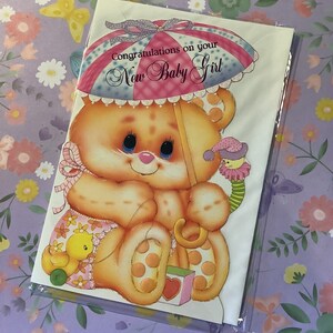 Tarjeta vintage/retro rara de la década de 1970: "Felicitaciones por tu bebé" - Diseño de oso adorable - Verso sentimental encantador - Amantes de lo retro