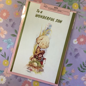 Cartão de aniversário RARO e incomum vintage dos anos 1970 'To a Wonderful Son' - divertido e retrô 'Leprechaun Sleeping Under A Mushroom' Design de Robert Nixon
