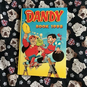 Vintage/Retro &#39;The Dandy Book&#39; 1998 em capa dura - Livro colecionável - Presente fabuloso de ano de nascimento - Presente para amante de Bananaman - Nostalgia da infância