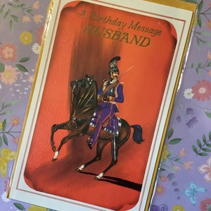 Cartão retrô EXTREMAMENTE RARO vintage por volta de 1960 'Uma mensagem de aniversário do marido' com design de cavaleiro em um cavalo - Verso doce - Cartão nostálgico