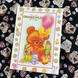 Cartão vintage raro da década de 1980 'No aniversário do nosso neto', tamanho grande - design adorável de urso marrom e brinquedos - versos doces dentro - tradicional