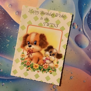 Cartão RARO Vintage/Retro Circa 1980 'Feliz Aniversário para os Gêmeos' - Design de Cachorro Fofo - Cartão Vintage/Apaixonado por Cachorros para Gêmeos - Cartão Incomum