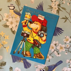 Cartão de 'Feliz Aniversário Primo' Vintage EXTREMAMENTE RARO, por volta dos anos 1960 - Design adorável de fotógrafo de cachorro - Verso doce - Cartão de amante retrô