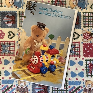 RARE Vintage Circa 1970s 'Feliz aniversário para um querido avô' Cartão com foto de motorista de trem de ursinho retrô fofo - Cartão de verso doce - Cartão de fã de trem