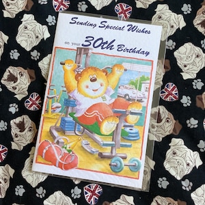 Cartão RARO Vintage Circa 1980s 30º Aniversário Tamanho Maior - Design Divertido e Retro com um Urso se exercitando na academia - Champanhe - Celular