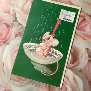 Cartão de aniversário vintage extremamente RARO por volta dos anos 1960 - Design de Gluckli - Kitsch Mouse tomando banho em uma tigela - Um cartão para guardar ou emoldurar