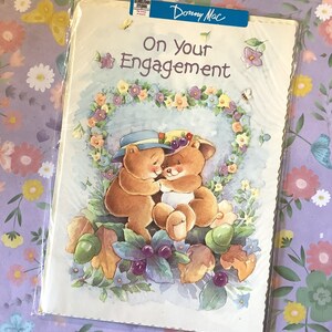 vintage Circa 1980s 'On Your Engagement' Donny Mac Card avec Super Cute Bear Couple & Floral Heart Design - Sweet Verse - Nostalgic Card