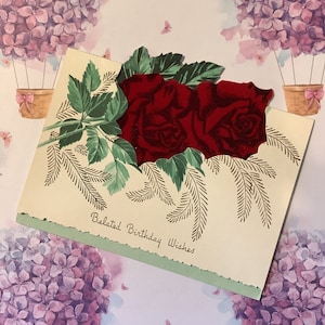 EXTREM SELTEN Um 1940er Jahre Unsignierte Vintage Blank 'Belated Birthday Wishes' Karte mit atemberaubendem rotem Filz Rosen Design - Eine Karte zum Schatz
