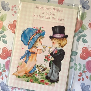 Cartão RARO Vintage/Retro por volta dos anos 1970 'Desejos de aniversário para um querido irmão e sua esposa' - Design de noiva e noivo/cachorro estilo Holly Hobbie