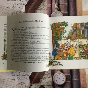 Op de afbeelding: Een ge&iuml;llustreerde pagina uit een kinderboek met Brer Rabbit, Brer Fox, Brer Bear en Brer Wolf. De dieren zijn verzameld rond een hek met een huis op de achtergrond. De tekst luidt "Brer Rabbit tricks Mr. Lion".