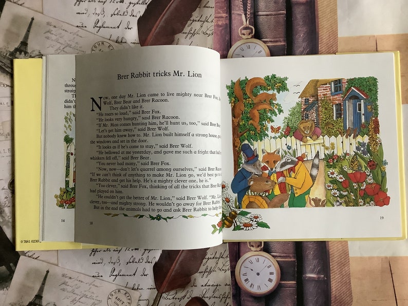 Op de afbeelding: Een ge&iuml;llustreerde pagina uit een kinderboek met Brer Rabbit, Brer Fox, Brer Bear en Brer Wolf. De dieren zijn verzameld rond een hek met een huis op de achtergrond. De tekst luidt "Brer Rabbit tricks Mr. Lion".