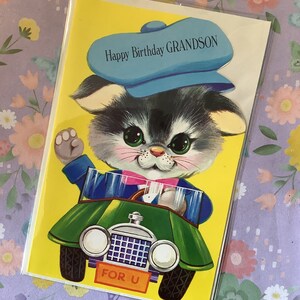 Raro vero biglietto vintage/retrò degli anni '60 'Buon compleanno nipote' - Simpatico gatto in un design di auto - Versetto dolce - Biglietto per nipote amante dei gatti vintage