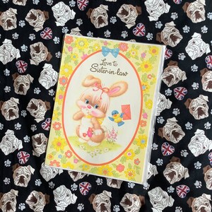 RARE grande carte d'anniversaire « L'amour d'une belle-soeur » vintage format A4, vers les années 1970, lapin, oiseau bleu et motif floral kitsch - nostalgie - vers doux