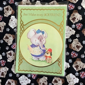 RARO Grande Cartão de Aniversário Vintage Circa 1980s 'Melhores Desejos ao Meu Namorado' - Kitsch/Retrô/Design de Elefante e Cachorro - Fã de Corridas de Cavalos Namorado