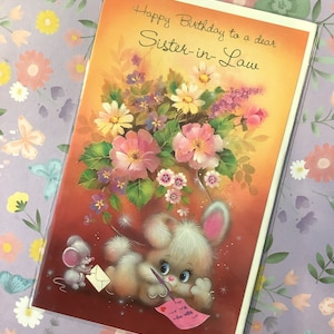 Raro, por volta de 1970, vintage não utilizado, 'feliz aniversário para uma querida cunhada', cartão não escrito, lindo design de coelho kitsch - verso doce - amante retrô