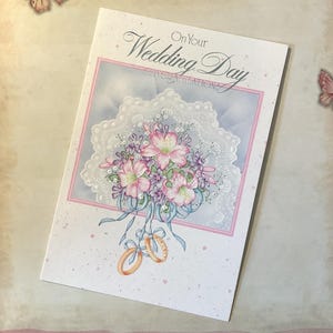 SELTENE Vintage Circa 1980er Jahre Glückwunschkarte 'An Ihrem Hochzeitstag - Hübsches Spitzen-, Blumen- und Eheringdesign - Süßer Gruß -Nostalgie