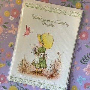 Cartão RARO retrô/vintage por volta dos anos 1970 "Com amor no seu aniversário, filha" - Design fofo e kitsch de menina no estilo "Holly Hobbie" - Ventilador retrô