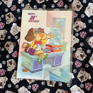 Cartão RARO Vintage/Retro dos anos 80 "Feliz 21º Aniversário" com design ADORÁVEL de Cachorro Trabalhador de Escritório - Decorado por Dentro - Cartão Divertido para uma Pessoa Administrativa