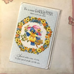RARO biglietto d'auguri vintage/retrò degli anni '70 circa "Per una dolce figlia" - ADORABILE disegno con uccellino azzurro e fiori - Versi dolci - Biglietto per amanti della nostalgia