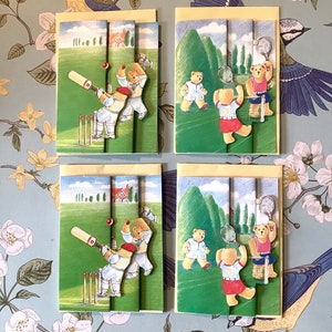 RARE vintage des années 1990 courtisan vierge « Tennis et cricket jouant avec des oursons en peluche Miniatures triples pliables cartes/étiquettes cadeaux par lot de 4