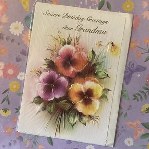 RARE carte d'anniversaire « Sincères salutations d'anniversaire, chère grand-mère » vintage des années 1960 - Jolie pensée en relief - beau verset