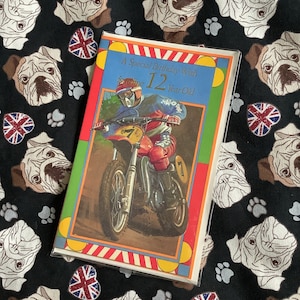 Cartão RARE Vintage/Retro por volta dos anos 1980 'Um desejo especial de aniversário para um belo garoto de 12 anos' com um piloto de motocross - cartão divertido e amante de motocross
