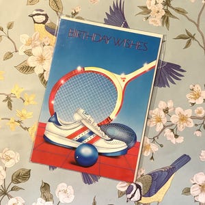 RARE carte de squash vintage/rétro vers les années 1970 « Souhaits d'anniversaire » & chaussures Adidas rétro Design - vers doux - carte de joueur de squash - nostalgie