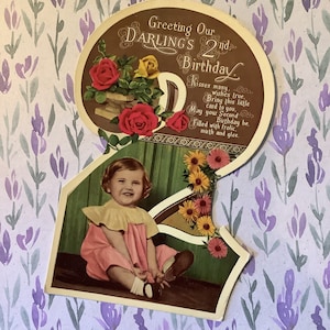 TRÈS RARE Véritable vintage SUPERBE Circa années 1940 « Salutations pour le 2e anniversaire de notre chéri » Carte postale non écrite avec un vers adorable Une carte à chérir