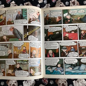Puede incluir: Un libro abierto que muestra paneles de c&oacute;mic con ilustraciones y bocadillos. Los paneles representan varias escenas con personajes con trajes, sombreros y otras prendas. El c&oacute;mic tiene un estilo vintage.