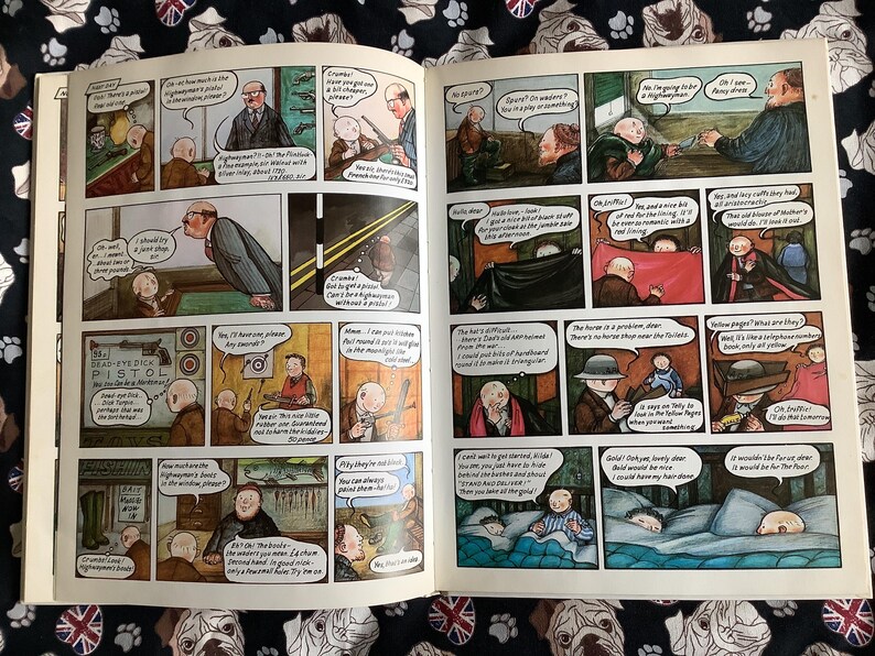 Puede incluir: Un libro abierto que muestra paneles de c&oacute;mic con ilustraciones y bocadillos. Los paneles representan varias escenas con personajes con trajes, sombreros y otras prendas. El c&oacute;mic tiene un estilo vintage.