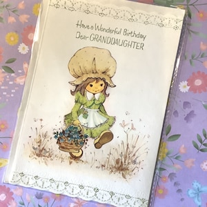 Raro retrô/vintage por volta de 1970, cartão 'Tenha um aniversário maravilhoso, querida neta', lindo kitsch, estilo 'Holly Hobbie', design de menina - amante retrô