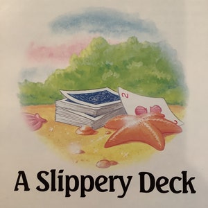 Pu&ograve; includere: Un mazzo di carte da gioco &egrave; sdraiato su una spiaggia con una stella marina sopra le carte. Il testo "A Slippery Deck" &egrave; stampato sotto l'immagine.