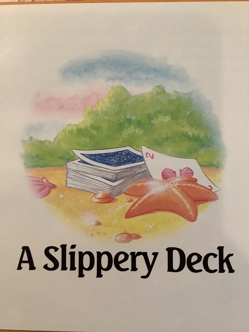 Pu&ograve; includere: Un mazzo di carte da gioco &egrave; sdraiato su una spiaggia con una stella marina sopra le carte. Il testo "A Slippery Deck" &egrave; stampato sotto l'immagine.