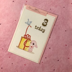 Cartão de aniversário RARO vintage por volta dos anos 1970 '3 hoje' com um adorável design de animal rosa e pássaro azul - cartão nostálgico divertido para valorizar